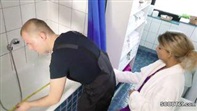 Blonde Hausfrau lässt sich vom Handwerker im Duschbereich hart rannehmen.