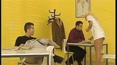 Krankenschwester sammelt sorgfältig jede Portion Sperma